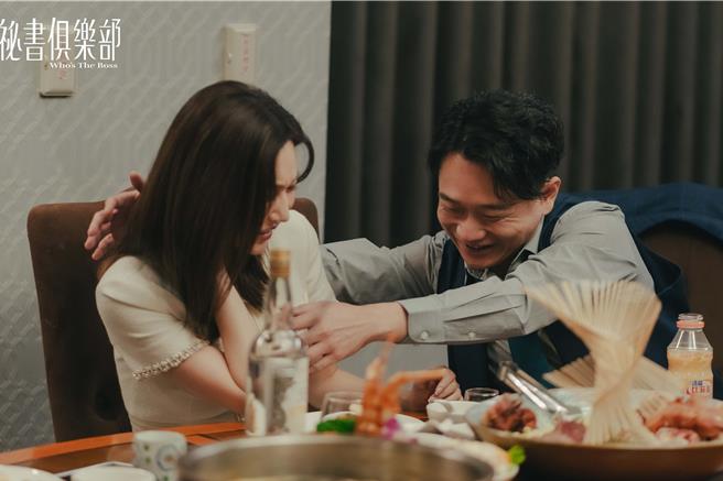 《祕書俱樂部》陳家逵（右）在應酬的飯局上對曾莞婷毛手毛腳。（TVBS提供）