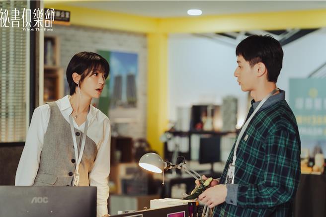 賴雅妍（左）與實習生張軒睿職場上因觀念分歧而經常引起爭執。（TVBS提供）