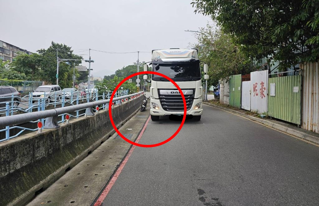 新北市树林区今（14）日上午近11时发生一起死亡车祸。（萧宥彤翻摄）