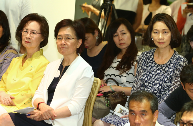 琼瑶与媳妇何琇琼（右1）。（图／中时资料照）