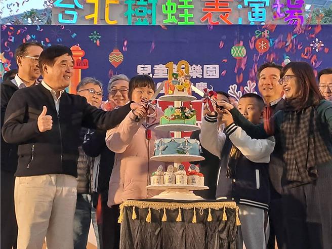 台北市前市長郝龍斌（前排左一）14日參與台北市立兒童新樂園開幕10週年慶祝活動，並於會前接受媒體訪問。（丁上程攝）