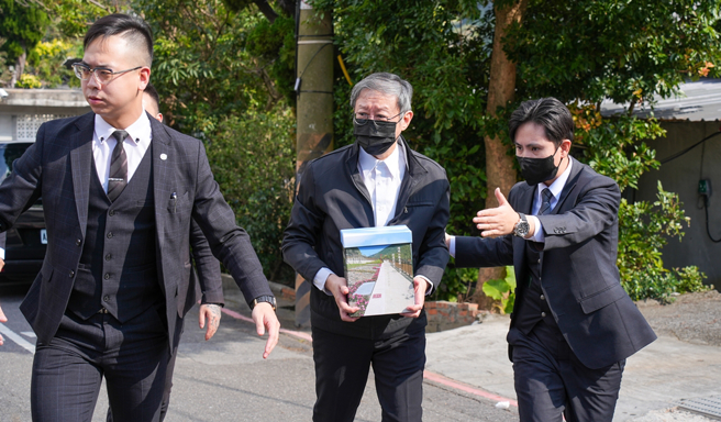 琼瑶儿子陈中维手捧骨灰送母亲最后一程。（图／中时资料照）