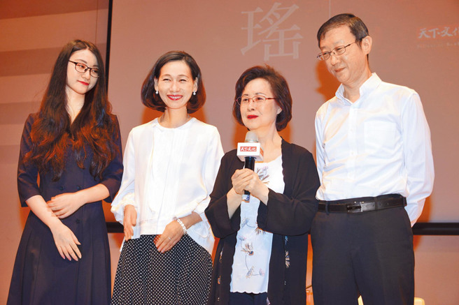 琼瑶昔日与儿子陈中维、媳妇何琇琼(左2)及孙女同框。（图／中时资料照）