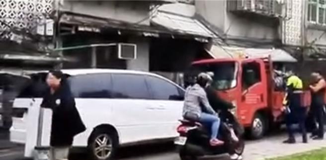 新北市新店区80岁杨姓老翁今（14）日行驶于新店某巷弄中，途中遇一民间拖吊车挡于路中，导致无法通过，杨翁狂按喇叭也不见拖吊车移动，遂下车与其理论，但其实拖吊车是抛锚，因此无法移动，后续警方前来协调，杨翁才倒车离开。（新店警分局提供）