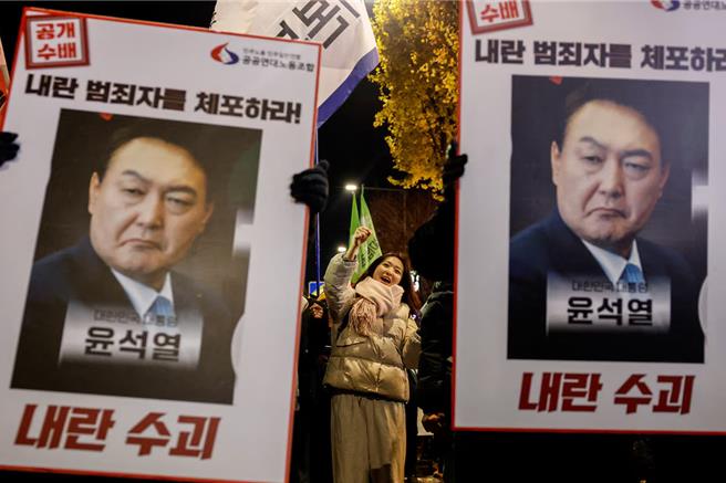 圖為韓國民眾走上街頭，要求總統尹錫悅下台。（路透社）