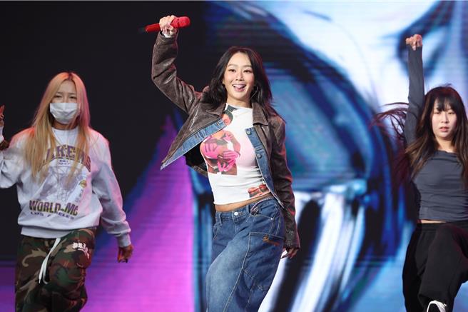 孝琳（中）下午在新北耶诞城彩排。（杜宜谙摄）