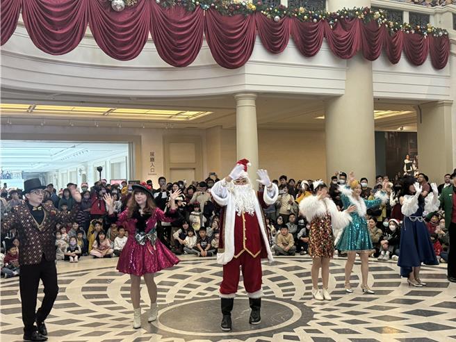 奇美博物館2024耶誕周末今天登場，耶誕老人一現身就炒熱氣氛。(曹婷婷攝)