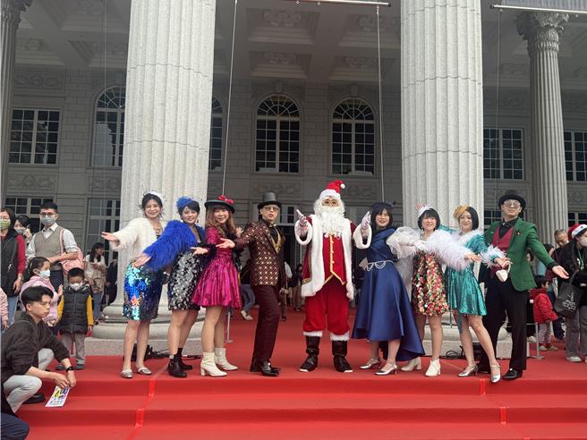 現場大批民眾簇擁盛裝打扮的耶誕老人與其好友們。(曹婷婷攝)