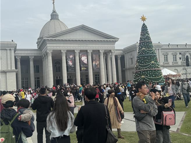 奇美博物館耶誕周末首日活動，現場人山人海。(曹婷婷攝)