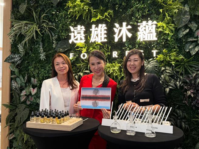 远雄房地产总经理张丽蓉（中）出席「远雄沐蕴」活动，现场秀调香手艺。（柯宗纬摄）