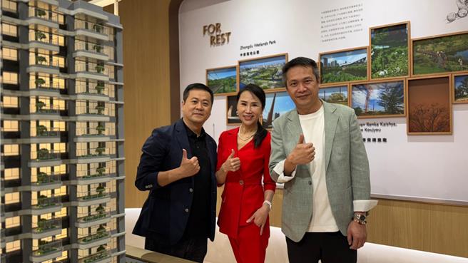 远雄房地产总经理张丽蓉（中）近日到高雄主持「远雄沐蕴」公开记者会。（柯宗纬摄）