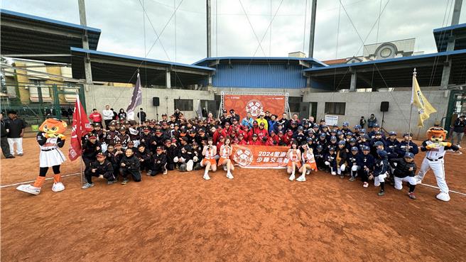 2024「金酒杯少棒交流赛」今日在金门县立棒垒球场热力开打，共有台金两地6支参赛队伍展开一连2天的竞技切磋，争夺冠军奖杯。(于家麒摄)