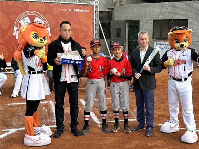 金酒公司在开幕典礼上致赠球具予各球队，期盼从小扎根、精进球技，为棒球体坛上培育更多明日之星。(于家麒摄)