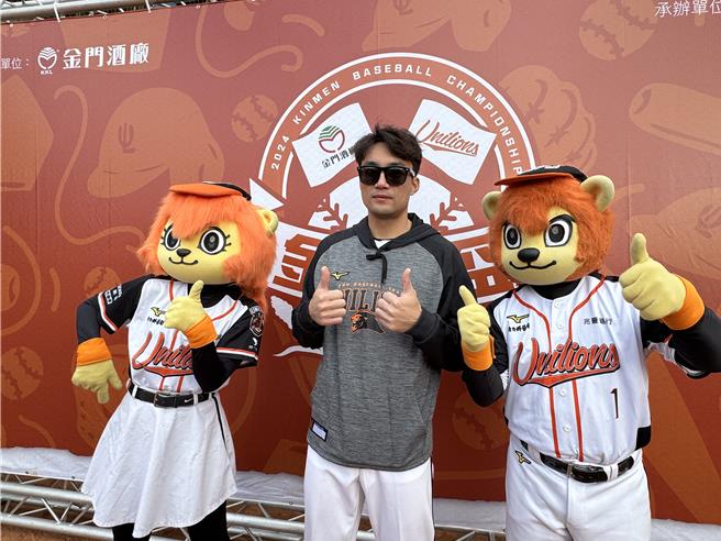 职棒统一狮队世界12强冠军国手潘杰楷(中)跨海蒞金担任棒球教室客座教练，指导小选手球技并分享专业经验。(于家麒摄)