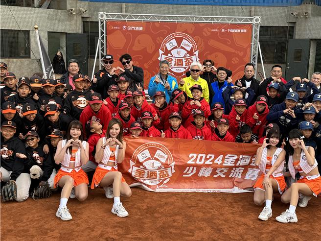 UniGirls啦啦队与统一狮吉祥物也首次来到金门，带来精彩表演和合照见面会，嗨翻全场。(于家麒摄)