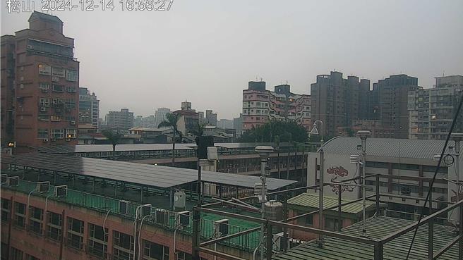 受到大陸冷氣團南下，環境風場為東北風影響，東北風挾帶境外污染物影響台灣及離島地區。（翻攝自空氣品質監測網／林良齊台北傳真）