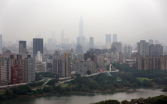 受大陸冷氣團南下挾帶境外汙染物影響，14日氣溫明顯下降，北市天空亦霧濛濛的一片。（姚志平攝）