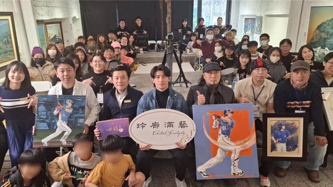 中华成棒队长陈杰宪 （前排中）14日参加1场艺廊举办的画展，得标民眾可获签名球与合照。（程炳璋摄）