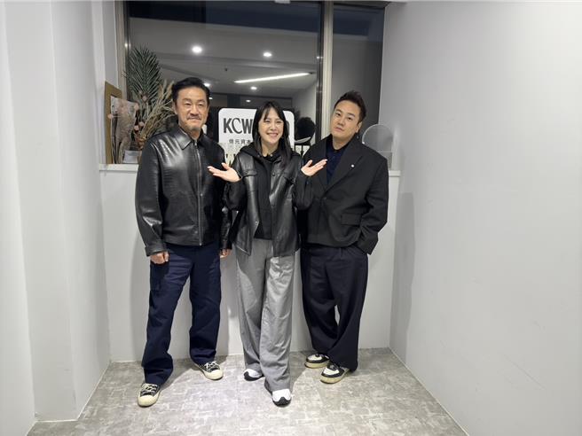 黄小柔（中）与陈为民、绿茶一起受访。（池宗玲摄）