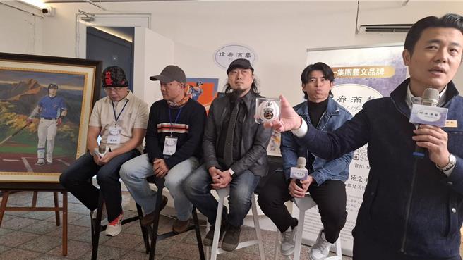 中华成棒队长陈杰宪 （右二）14日参加1场艺廊举办的画展，主持人秀出陈杰宪的签名球。（程炳璋摄）
