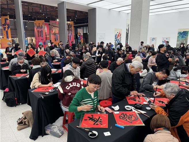 为庆祝基隆设市满百年，基隆市文化观光局于基隆美术馆规画「百尺竿头　迎缤万千」基隆百年特展，展期自14日至明年1月19日止。14日由基隆市百位书法名家一同挥毫，共同写出《百岁基隆百字颂》庆祝。（徐佑升摄）