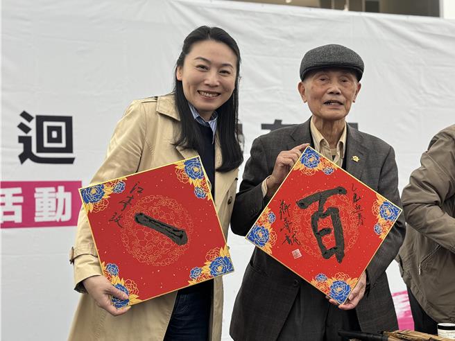 为庆祝基隆设市满百年，基隆市文化观光局于基隆美术馆规画「百尺竿头　迎缤万千」基隆百年特展，展期自14日至明年1月19日止。14日由基隆市百位书法名家一同挥毫，共同写出《百岁基隆百字颂》庆祝。（徐佑升摄）