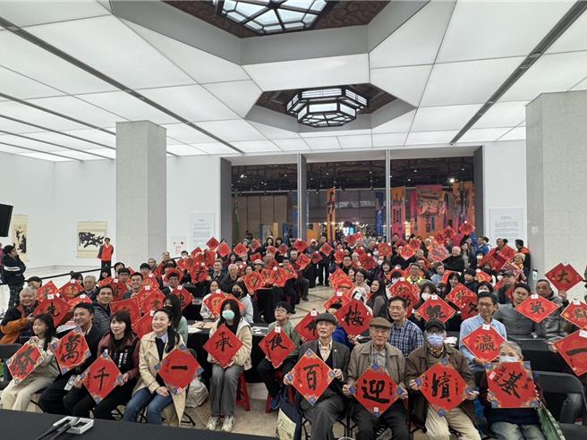 为庆祝基隆设市满百年，基隆市文化观光局于基隆美术馆规画「百尺竿头　迎缤万千」基隆百年特展，展期自14日至明年1月19日止。14日由基隆市百位书法名家一同挥毫，共同写出《百岁基隆百字颂》庆祝。（徐佑升摄）