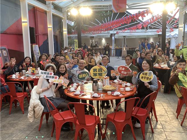 边吃东南亚美食边看戏剧！桃园市文化局办「衷真家宴：中坜互动戏剧办桌」。（廖姮玥摄）