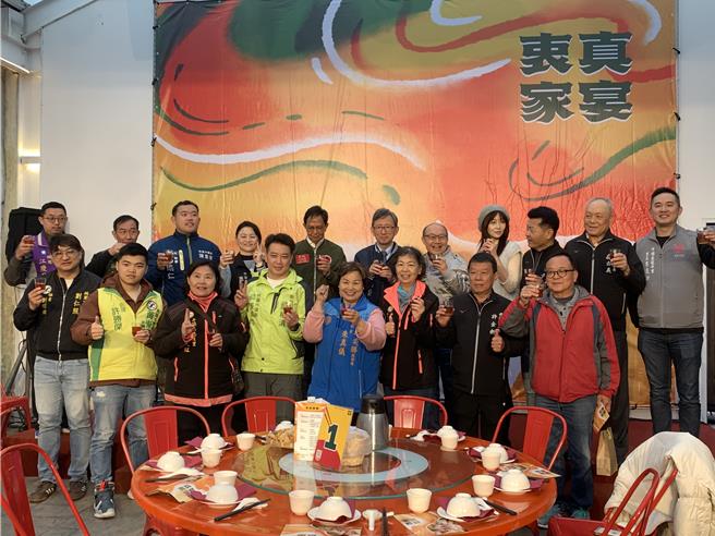 边吃东南亚美食边看戏剧！桃园市文化局办「衷真家宴：中坜互动戏剧办桌」。（廖姮玥摄）