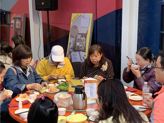 边吃东南亚美食边看戏剧！桃园市文化局办「衷真家宴：中坜互动戏剧办桌」。（廖姮玥摄）