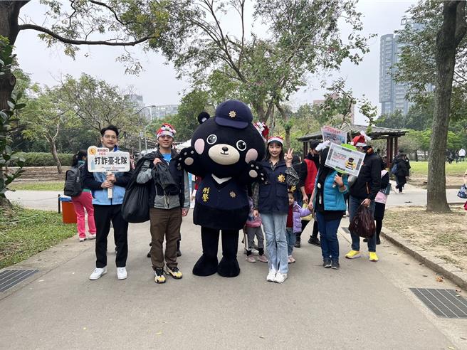 刑事局派出刑事Bear踩街宣導反詐騙。（翻攝照片／林郁平台北傳真）