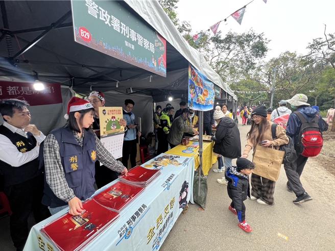 刑事局到場設攤宣導反詐騙。（翻攝照片／林郁平台北傳真）