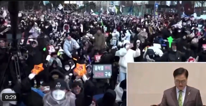 南韩民眾发挥追星族力量，手持各偶像的应援手灯集结在抗议现场，要求南韩总统尹锡悦下台。（图／摄自X）