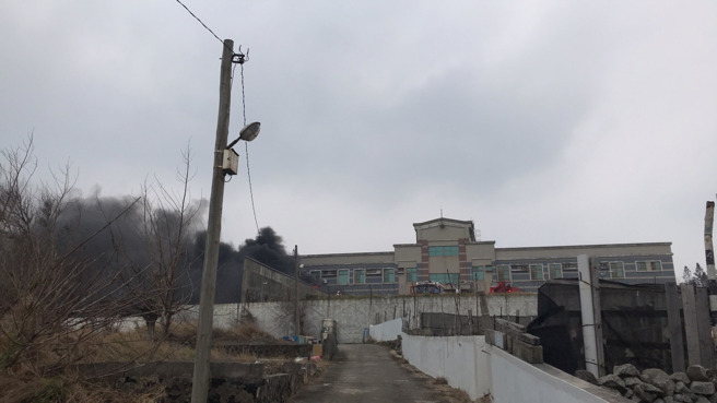 澎湖空军马公基地今(14)日中午12时许发生火警。（图／翻摄自脸书澎湖交通观察日志）