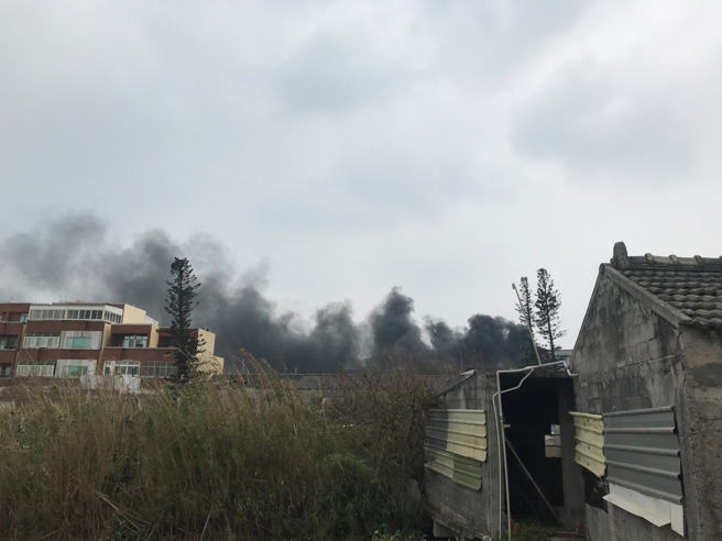 澎湖空军马公基地今(14)日中午12时许发生火警。（图／翻摄自脸书澎湖交通观察日志）