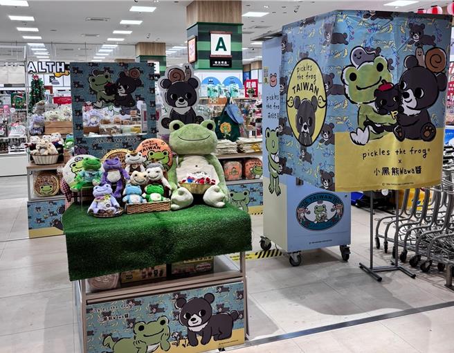 「萌蛙匹克x小黑熊Wawa酱」在台隆手创馆LaLaport台中店2楼快闪店设有拍贴机。（台隆手创馆提供）