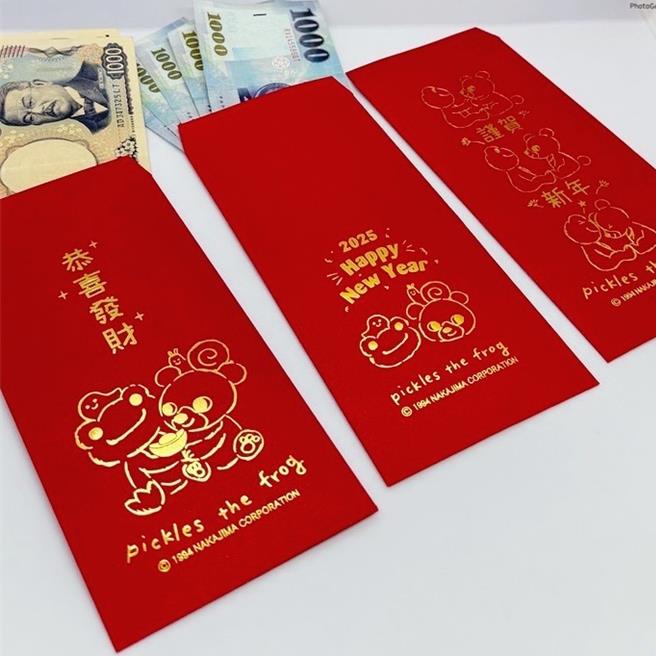 台隆手创馆「萌蛙匹克x小黑熊Wawa酱」快闪店独家推出限定满额赠特典，每人每日折扣后单笔消费金额满1200元，即赠萌蛙匹克xWawa酱2025年度烫金红包袋1组。（台隆手创馆提供）