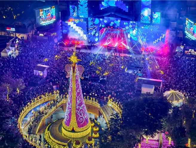 每年新北耶誕城都吸引上萬人潮聖。（圖／新北觀旅局提供）