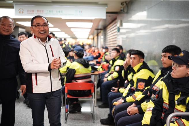 今（14）日板桥气温仅约12度，又适逢「魔幻巨星耶诞演唱会」，让大批警力耐着低温执勤，对此新北市长侯友宜也前往慰问现场工作人员，并送上热汤、蛋糕与水果。（新北警察局提供）