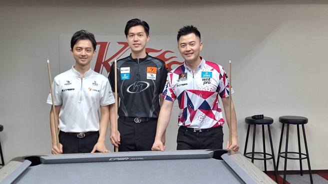 台湾撞球界柯氏三兄弟大哥柯秉逸（右起）、小弟柯秉汉、二哥柯秉中一同挑战第3届台北职业撞球公开赛。（大会提供）