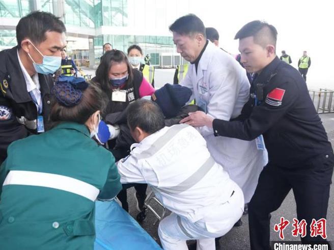 两岸同心一场跨越山海的救助接力。图为在两岸医护人员帮助下刘某安全抵达湖北。（中国新闻网）