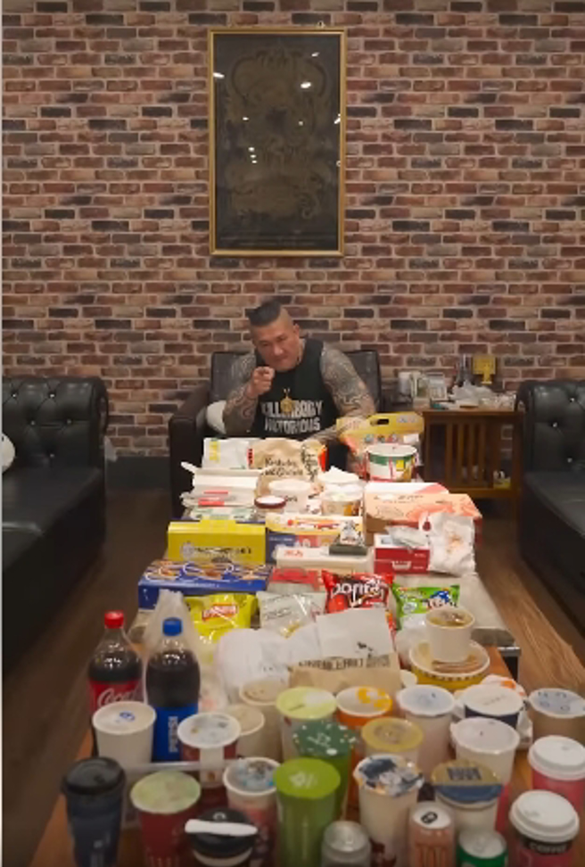 馆长14日PO出一支新的开箱影片，狂吃超过60个品牌的美食。(截自馆长「飙捍」粉专影片)