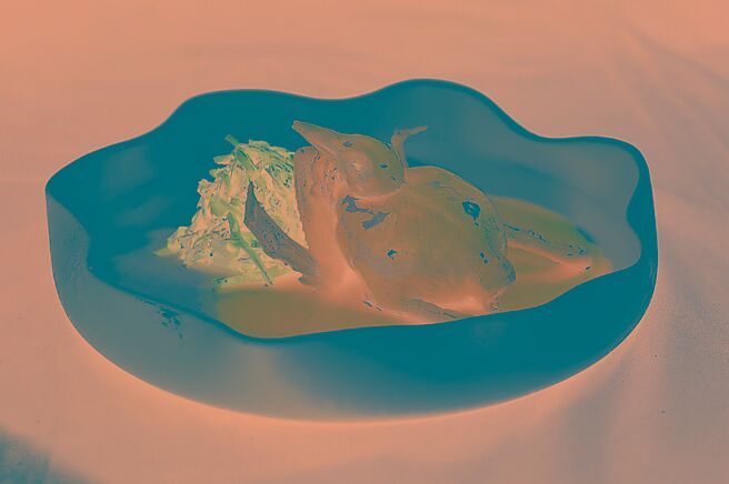 以臥龍生原著武俠小說為名的〈仙鶴神針〉，是曾名列「香港十大名菜」的手工菜，主廚先將乳鴿去骨後用蔥薑水去腥，然後將魚翅煨煮入味填入乳鴿腹中再油炸定型，用加了蠔油的二湯燜煮至軟，最後再淋上醬汁成菜。圖／姚舜