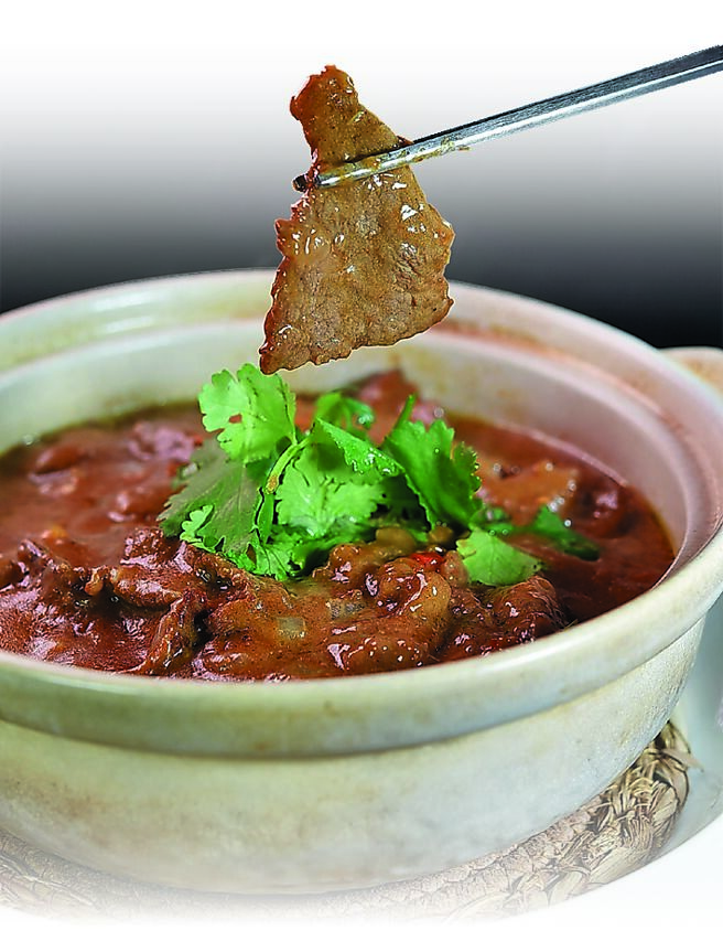 〈沙茶肥牛粉絲煲〉的牛肉是美國去骨牛小排，沙茶醬是主廚許文光自己的配方，用了青、紅花椒、胡椒、桂皮、甘草、月桂葉、豆蔻、陳皮、草果，以及山奈粉、五香粉、蝦皮、蒜頭、扁魚與小茴香等不同的辛香料，加了椰漿去煮製。圖／姚舜
