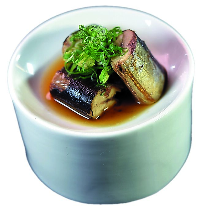 〈山与〉開胃小菜〈秋刀魚比布煮〉，是將秋刀魚用味醂、醬油與昆布調製的醬汁滷煮後放涼成菜。圖／姚舜