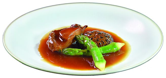 〈花菇扣澳洲塔斯馬尼亞八頭乾鮑〉的食材用料高級，烹調方式不需創意就能展現其風味口感。圖／姚舜