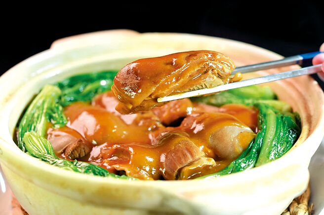 〈廣式乾燒雙冬腐竹羊腩〉是一道傳統以燜野味手法烹製的煲仔菜，砂鍋內加了甘蔗、馬蹄、檸檬葉、老薑，爆香的蒜頭、乾蔥，以及腐乳醬、醬油與冰糖，然後鋪上台灣羊肥瘦相間的帶皮羊腩，與冬菇、冬筍和腐竹一起燜煮。圖／姚舜
