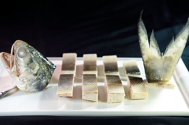 〈潮州凍竹午魚搭普寧豆醬〉是將重逾1公斤的午仔魚先以薑蔥水去腥，再浸泡滷汁低溫蒸熟後自然放冷，浸泡時魚皮朝下，表皮完整透亮並有Q度，魚肉細緻。圖／姚舜