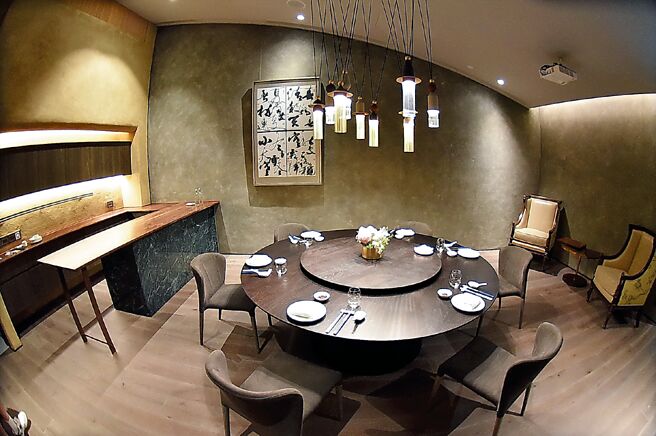 台中〈山与〉中餐廳有10間包廂，每間都設有獨立廁所、備餐檯，以及投影機會議設備。圖／姚舜