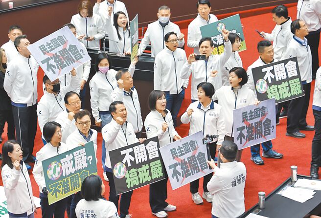 针对民进党立委13日占领主席台杯葛选罢法、宪法诉讼法修正等案审议，国民党立委在议场内高喊「民进党不开会搞戒严」。（姚志平摄）
